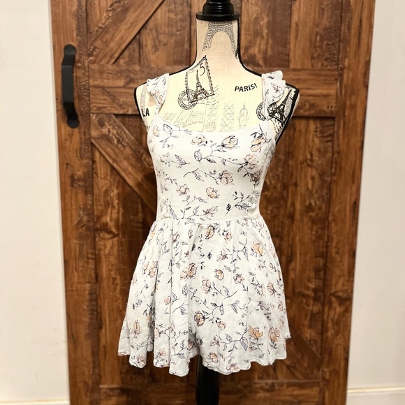 Kimchi blue petunia gauze flutter sleeve floral blue romper size small - Picture 2 of 5